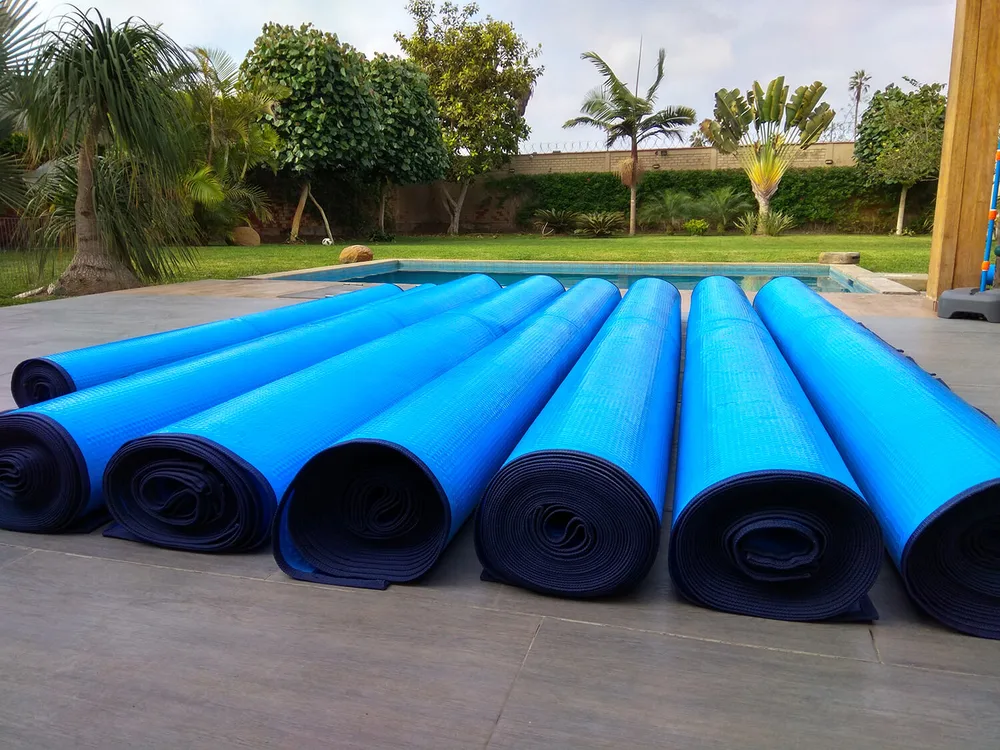 Cobertor térmico cubriendo piscina
